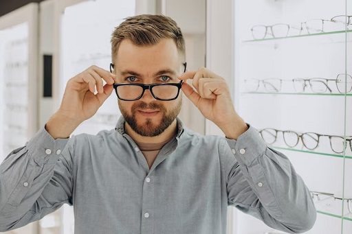 Lasik disebut sebagai solusi yang lebih cepat dan aman bagi pengguna kacamata. (Foto: Ilustrasi. Dok. Freepik.com)