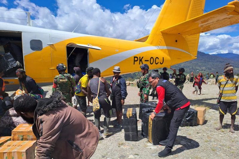 Bantuan logistik dari Kementerian Sosial diangkut menggunakan pesawat terbang menuju ke daerah terdampak kekeringan di Kabupaten Puncak Jaya, Provinsi Papua Tengah, Rabu (26/7/2023). (ANTARA/HO Kemensos)