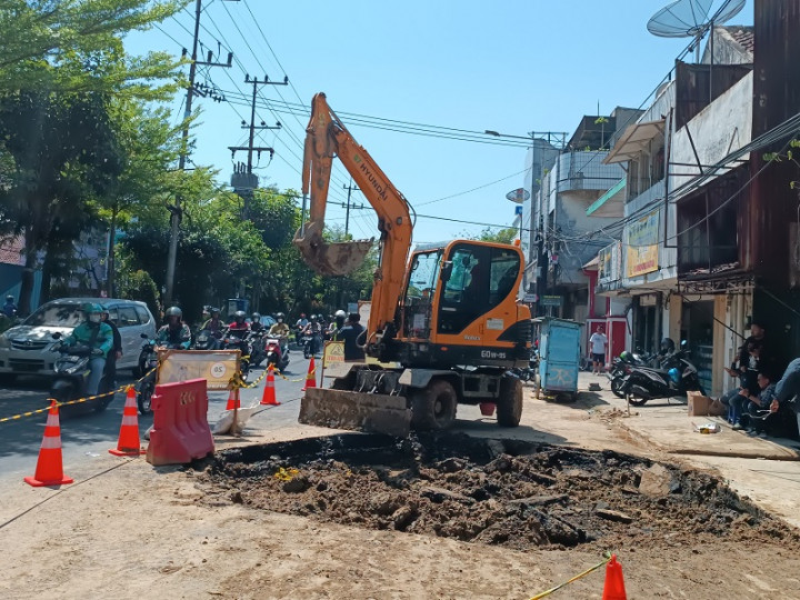 Pemasangan Pipa PDAM Bikin Aspal Jalan di Surabaya Terangkat