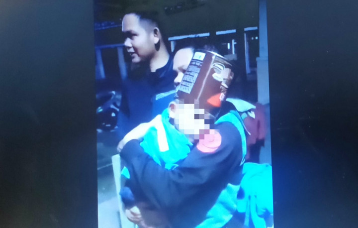 Iseng Bermain, Kaleng Biskuit <i>Nyangkut</i> di Kepala Balita