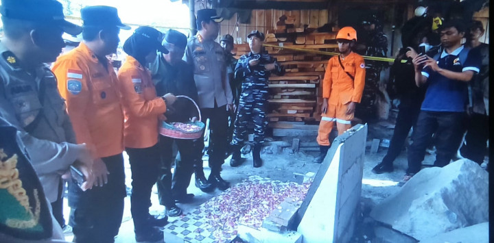 Keluarga Gelar Salat Gaib dan Doa Bersama di Lokasi Tambang Banyumas