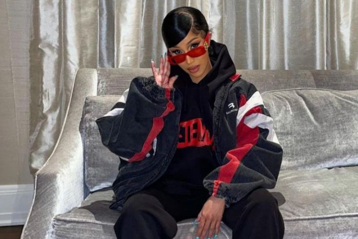 Cardi B Dilaporkan ke Polisi Usai Lempar Penonton dengan Mikrofon