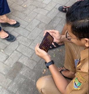 Pemkot Cilegon Selidiki Pria Berseragam PNS Diduga Main Judi Slot