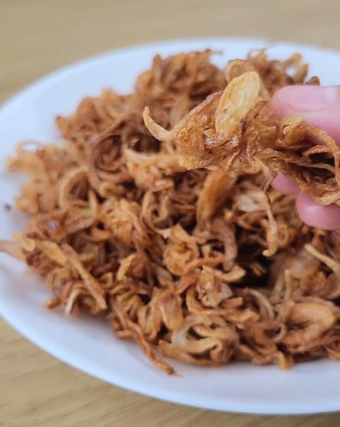 Simak cara buat bawang goreng yang renyah. (Foto: Dok. Instagram Dya Syazzy/@dyasyazzy)