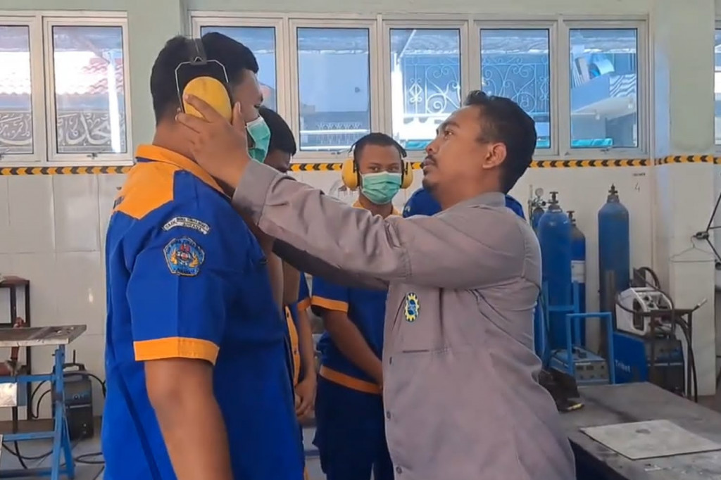 Andriyono Miftahul Huda saat mengajar siswanya 