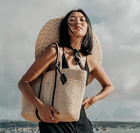 Dalam koleksi ini, rafia merupakan materi dan tekstur yang menjadi highlight utama.(Foto: Dok. Instagram/@charleskeithofficial)