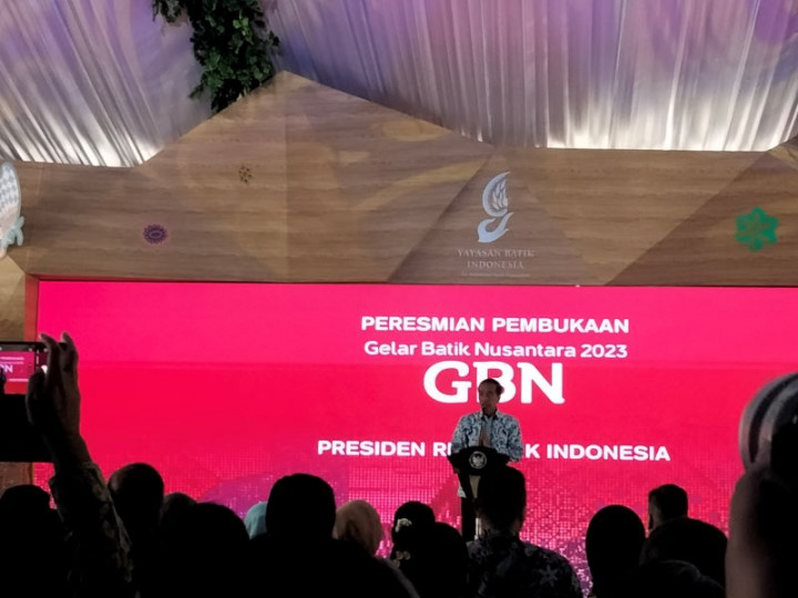 Ekonomi Indonesia Membaik, Ini Pesan Jokowi kepada Desainer dan Pengrajin Batik