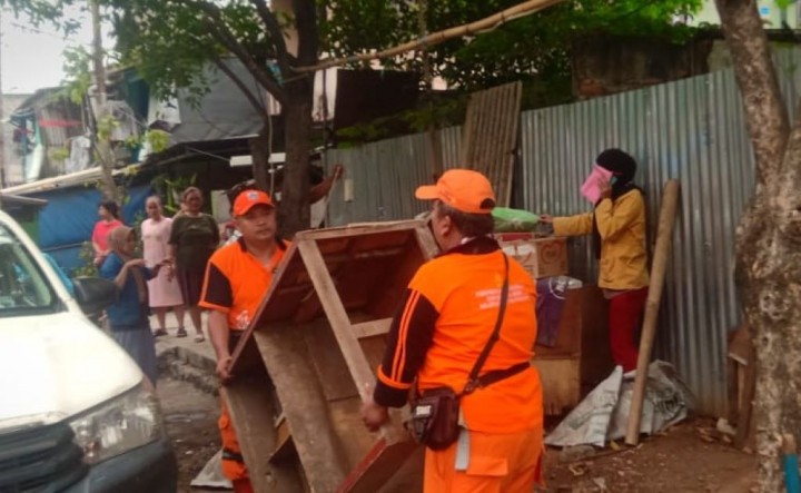 Satpol PP Tertibkan Lapak PKL dan Motor yang Parkir Liar di Kemayoran