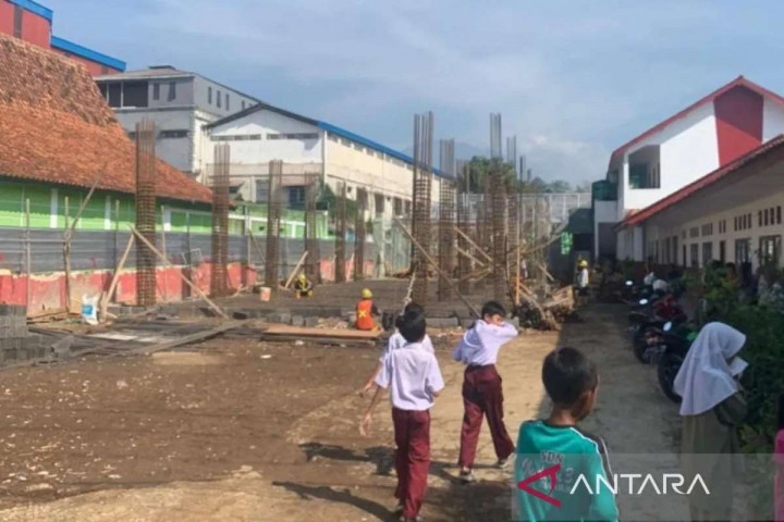 8 Bulan Berlalu, Anak Korban Gempa Cianjur Masih Bersekolah di Tenda