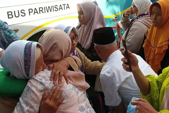 Momen Tangis Haru Keluarga Sambut Kedatangan Ribuan Jemaah Haji Asal Jombang