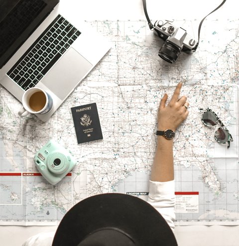 Ada perbedaan E-Paspor lembar polikarbonat dan laminasi. (Foto: Ilustrasi/Dok. Unsplash.com)