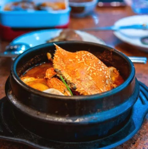 Ikuti resep kepiting kuah kimchi ala Korea yuk, sedap banget deh! (Foto: Dok. Endeus TV)
