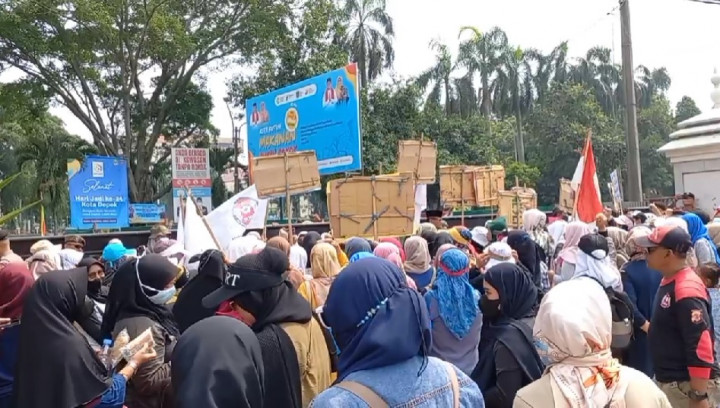 Emak-emak Geruduk Pemkot Depok Demo Anaknya Tak Bisa Bersekolah