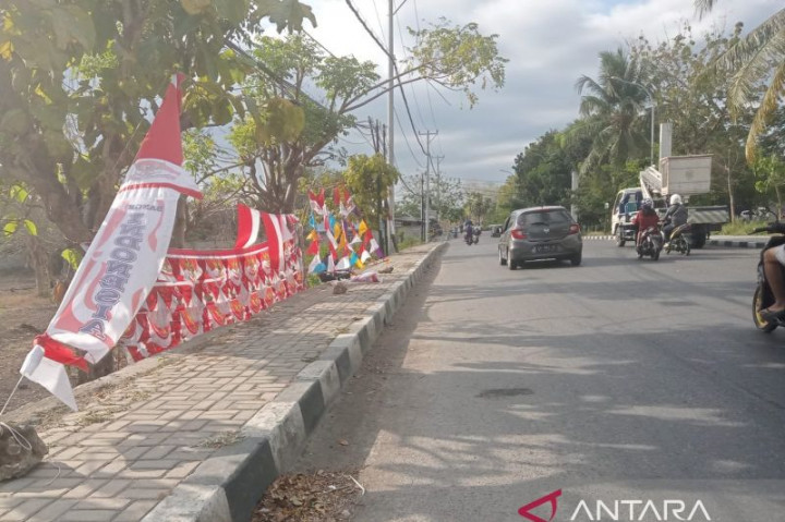Penjualan Bendera Merah Putih Mulai Marak di Kota Kupang