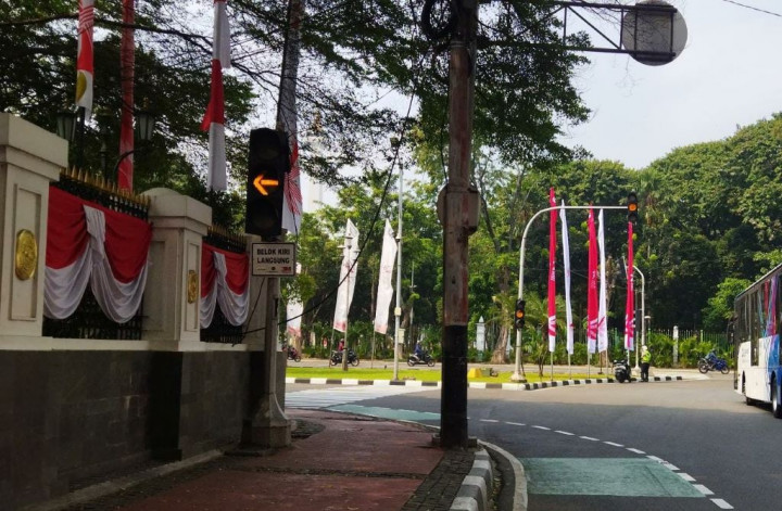 Kabel Menjuntai di Trotoar Samping Pagar Istana Presiden