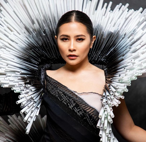 Prilly Latuconsina Kenakan Gaun Sedotan di Jember Fashion Carnaval 2023, Stunning Banget!