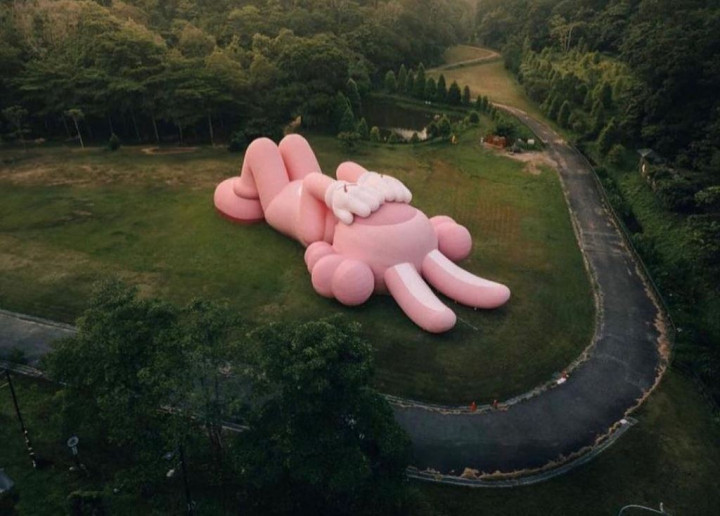 Keren Banget! KAWS: HOLIDAY Bakal Hadir di Candi Prambanan