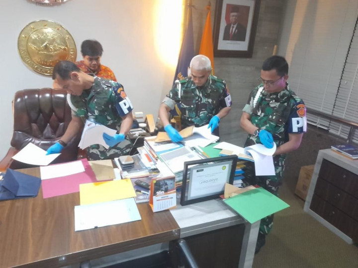 Cek Pencairan hingga Surat Penting Diambil Penyidik Puspom TNI-KPK di Basarnas