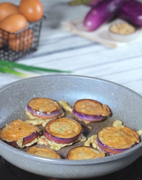 Simak resep terong dengan telur yang nikmat ini. (Foto: Dok. Endeus TV)