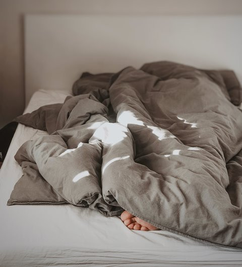 Selain Mempererat Hubungan Pasutri, Ini 5 Alasan Mengapa Tidur Tanpa Busana Itu Baik