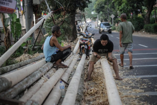 Melihat Proses Pembuatan Batang Panjat Pinang