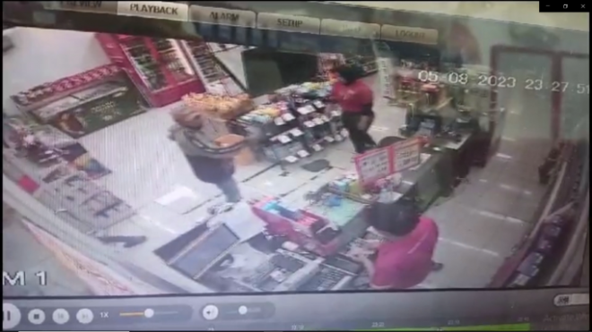 Sebuah minimarket yang berada di Jalan Raya Pondok Rangon, Jakarta Timur, disatroni perampok. Dok CCTV minimarket/Sumantri