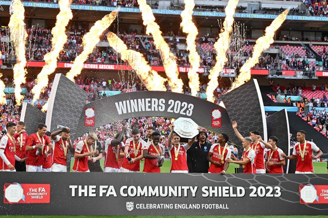 Arsenal menjuarai trofi FA Community Shield musim 2023/24 setelah menang adu penalti 4-1 atas Manchester City di Stadion Wembley pada Minggu, 6 Agustus 2023 malam WIB. Kedua tim bermain imbang 1-1 hingga babak kedua berakhir.