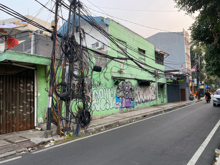 Warga Keluhkan Kabel Semrawut di Menteng