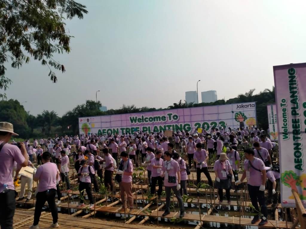 Aksi tanam 3.000 Pohon Bakau yang diinisiasi AEON Environmental Foundation dengan Pemerintah Provinsi DKI Jakarta. Dok. Ist