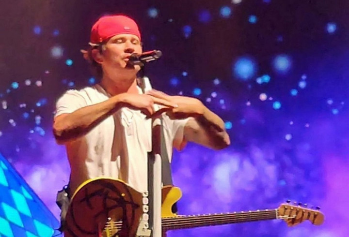 Konser di Lollapalooza, Tom Delonge Sindir Ciuman Sesama Jenis Matty Healy di Malaysia