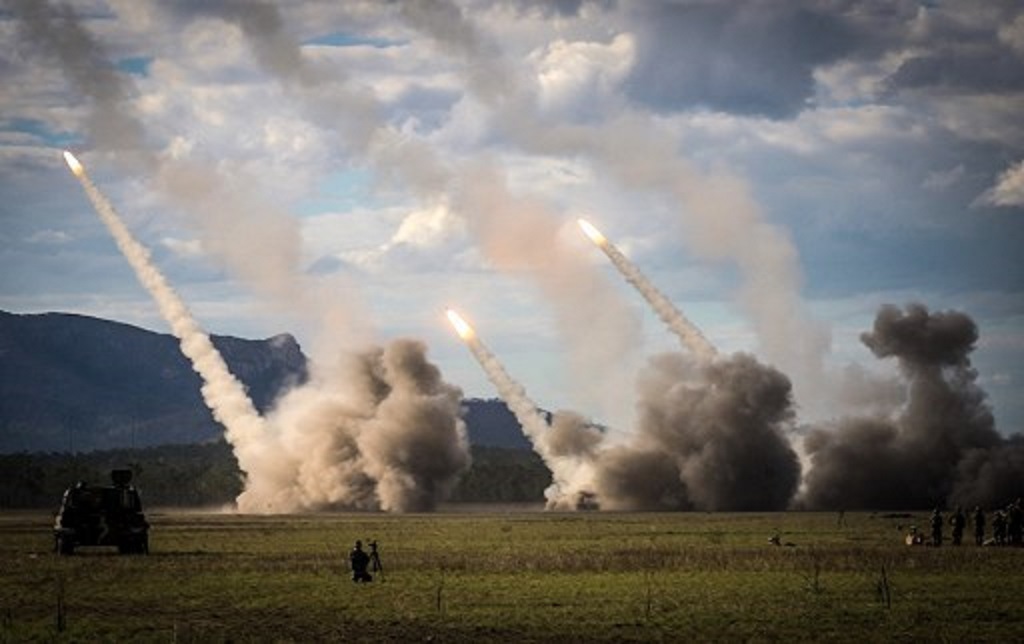 Rudal diluncurkan dari sistem HIMARS milik AS dalam latihan militer Talisman Sabre di Australia, 22 Juli 2023. (ANDREW LEESON / AFP)