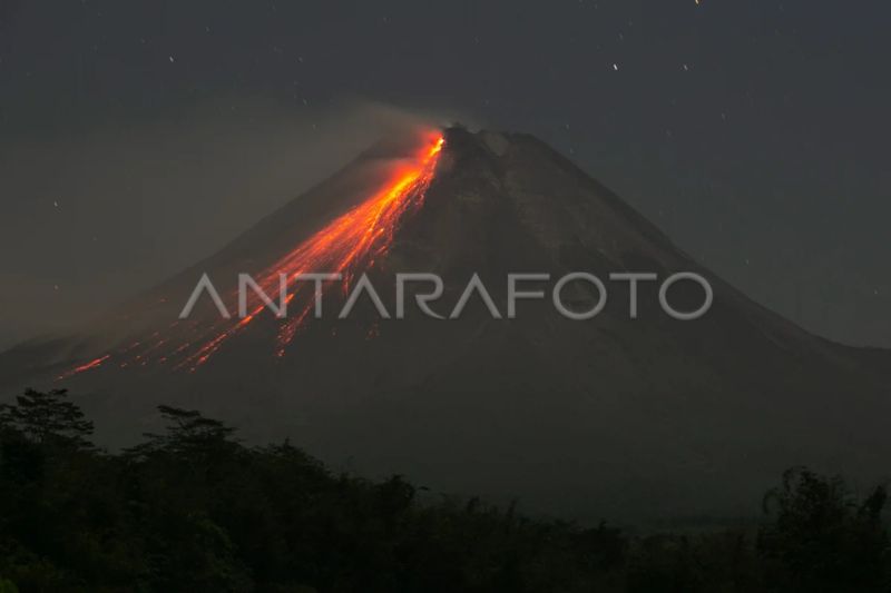 Luncuran lava pijar Gunung Merapi terlihat dari Turi, Sleman, DI Yogyakarta, Sabtu, 5 Agustus 2023. Antara/ Hendra Nurdiyansyah