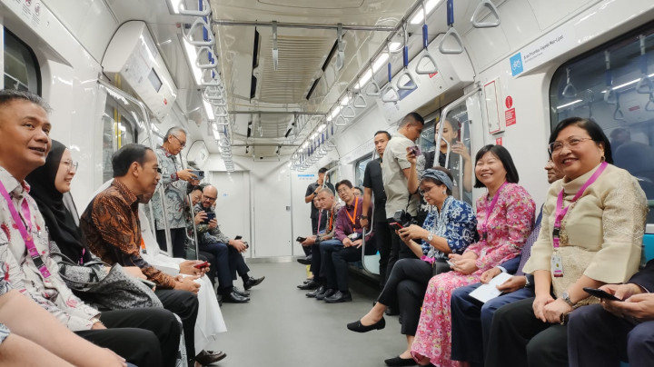 Numpang MRT, Jokowi Hadiri HUT ke-56 ASEAN