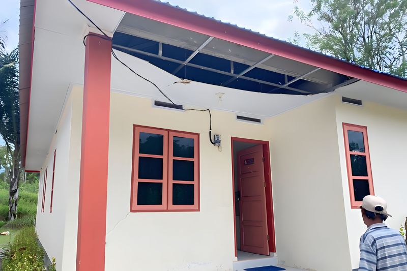 Kondisi rumah warga yang rusak di Desa Lembangtongoa, Kecamatan Palolo karena gempa berkekuatan magnitudo 5,3 di Kabupaten Sigi pada Minggu, 6 Agustus 2023. Antara/HO-BPBD Sulteng