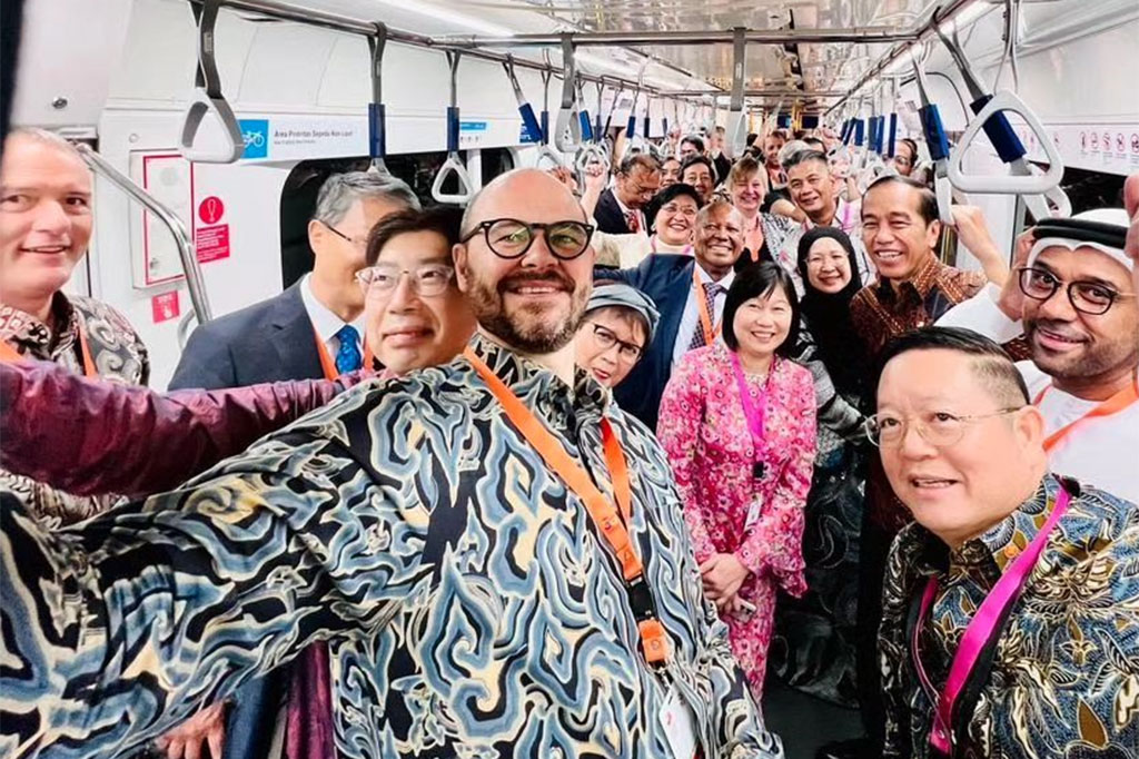 Momen Jokowi Ajak Dubes ASEAN Jajal MRT