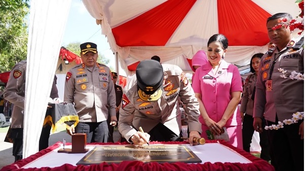 Kapolda Sulbar, Irjen Adang Ginanjar meresmikan rumah khusus perlindungan anak dan perempuan di Polewali Mandar. (Istimewa)