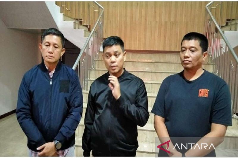 Kabid Humas Polda Sumut Kombes Polisi Hadi Wahyudi (tengah) saat menjelaskan kehadiran anggota TNI ke Polrestabes Medan. (ANTARA /HO-Humas Polda Sumut)