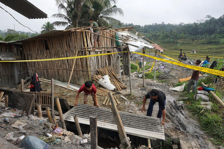 Ratusan Penambang Bongkar Lapak Tambang Emas Ilegal Pancurendang