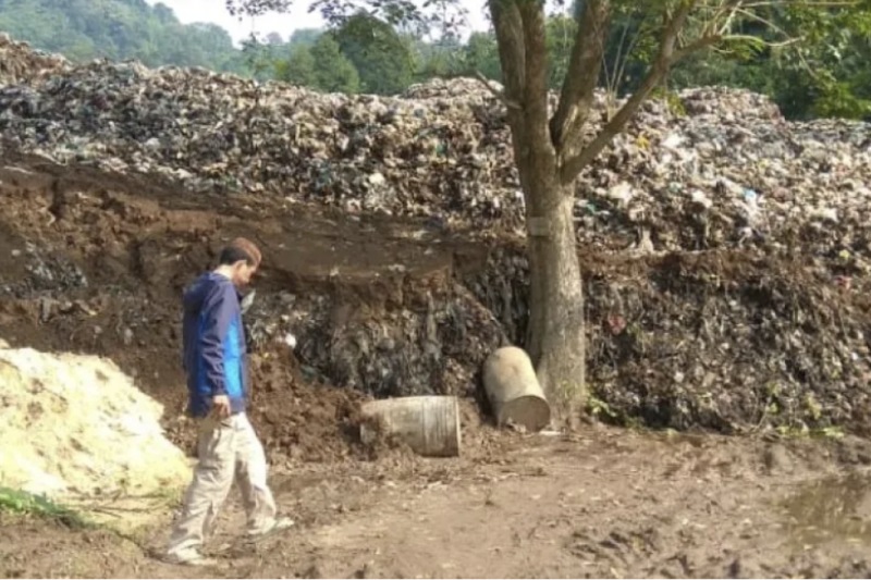 Tumpukan sampah di Tempat Pembuangan Akhir (TPA) Bakung di Bandarlampung . (FOTO ANTARA/Dian Hadiyatna)
