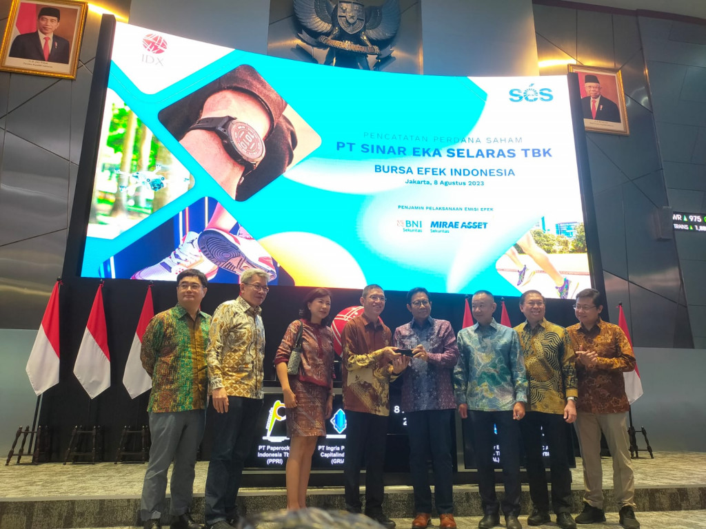 PT Sinar Eka Selaras Tbk (ERAL) melakukan pencatatan saham perdana di Bursa Efek Indonesia (BEI). Foto: dok ERAL.