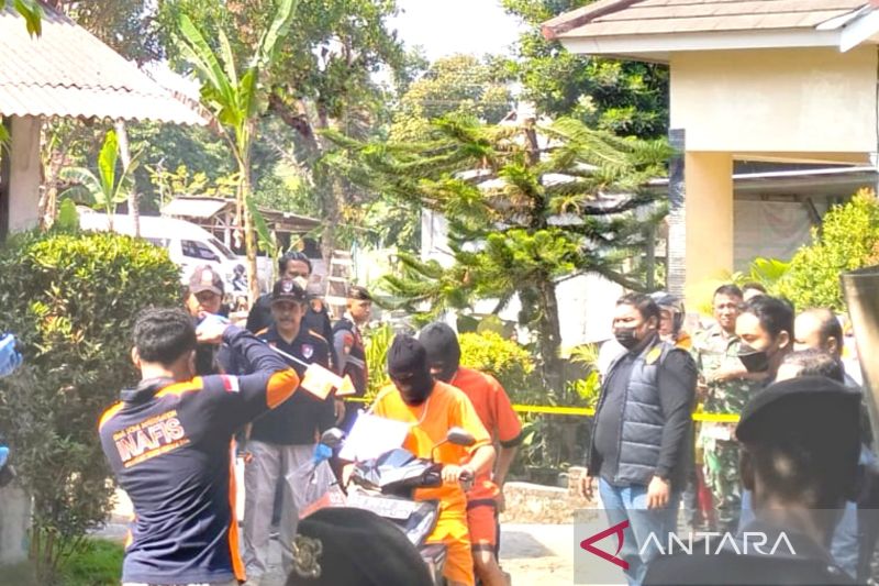 Dua tersangka kasus pembunuhan dan mutilasi seorang mahasiswa Universitas Muhammadiyah Yogyakarta (UMY) menjalani rekonstruksi di kawasan sebuah rumah indekos di wilayah Triharjo, Kabupaten Sleman, DIY, Selasa (8/8/2023) (ANTARA/Luqman Hakim)