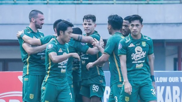 Selebrasi gol para pemain Persebaya Surabaya. (Foto: Twitter BRI Liga 1)