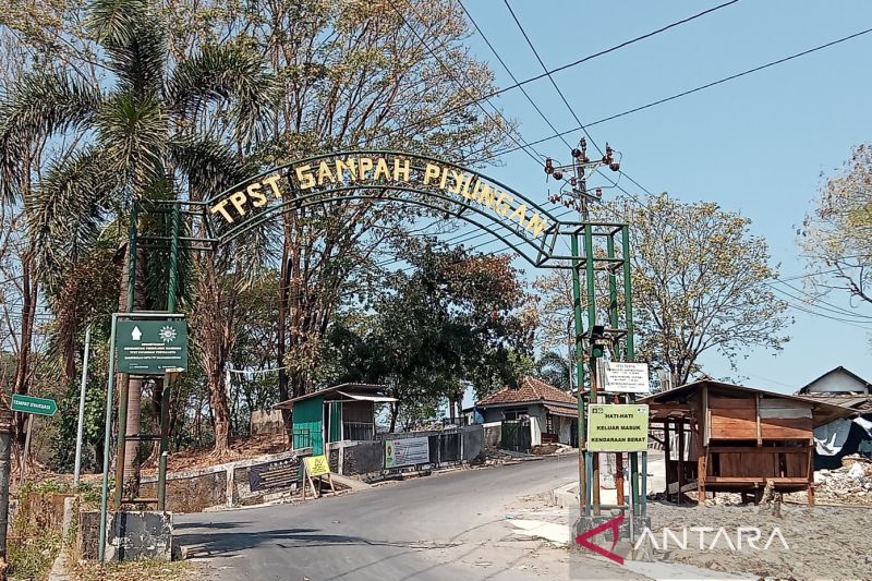 Tempat Pengelolaan Sampah Terpadu (TPST) Piyungan di Kabupaten Bantul, Daerah Istimewa Yogyakarta, untuk sementara ditutup karena tumpukan sampahnya sudah melampaui daya tampung. (ANTARA/Hery Sidik)