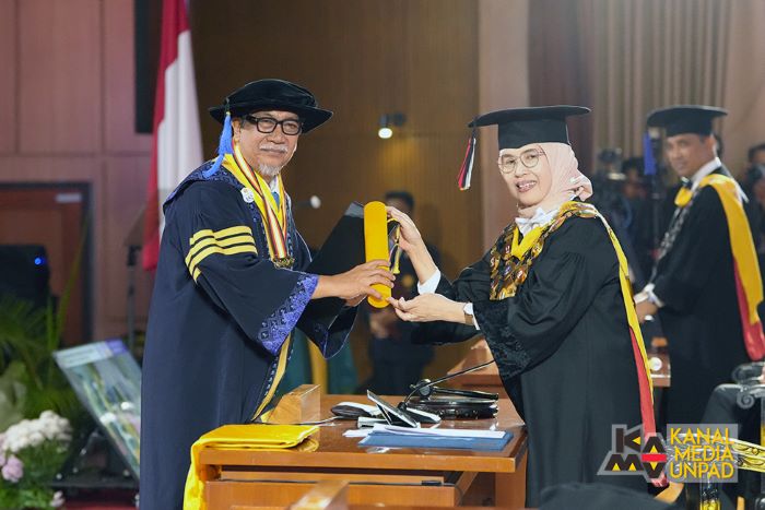 Rektor Unpad memberikan apresiasi khusus untuk Deddy Mizwar, lulus di usia 68 tahun. Foto: Unpad