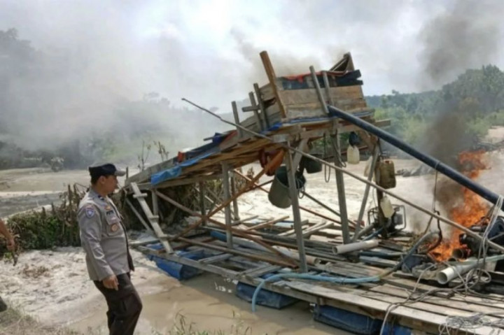 Ilegal, Rakit Penambang Emas di Kuantan Singingi Dibakar