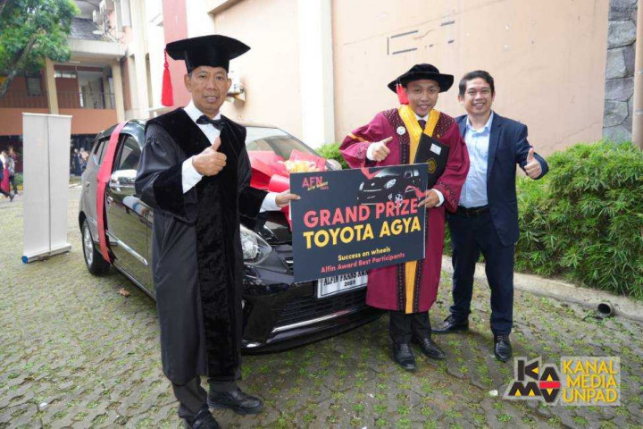 Menyandang Sarjana Hukum Unpad, Chrisendo Dapat Hadiah Mobil dari Mentornya
