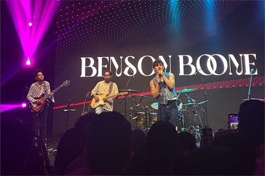 Tampil di Jakarta, Benson Boone Backflip di Panggung