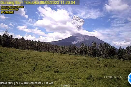 Gunung Ibu di Maluku Utara Mengalami Erupsi