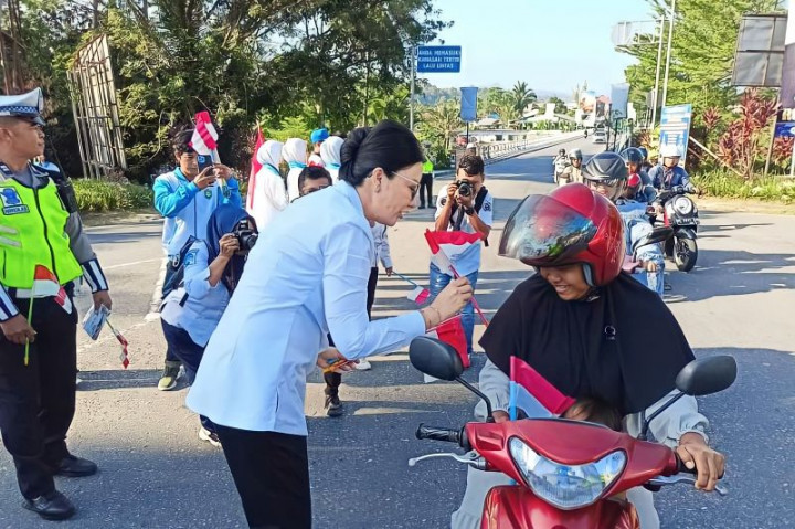Tumbuhkan Rasa Nasionalisme, Poso Bagikan Bendera Merah Putih