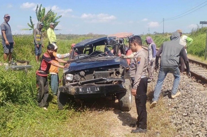 Kereta Tabrak Mobil di Malang, Penumpang Luka-luka